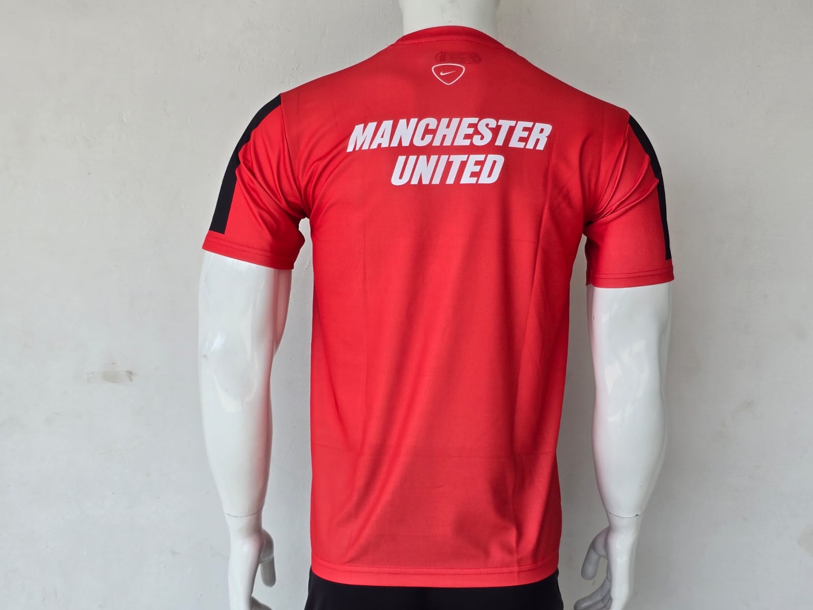 MANCHESTER UNITED 2014 - 2015 TRAINING KIT EMBROIDERY
