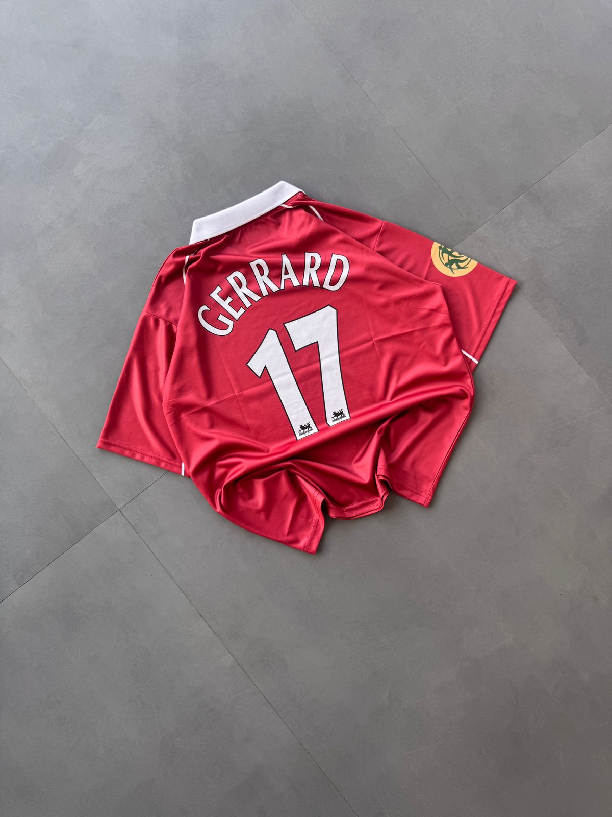 LIVERPOOL 2000 - 2002 COLLAR FIVE SLEEVE HOME JERSEY GERRARD