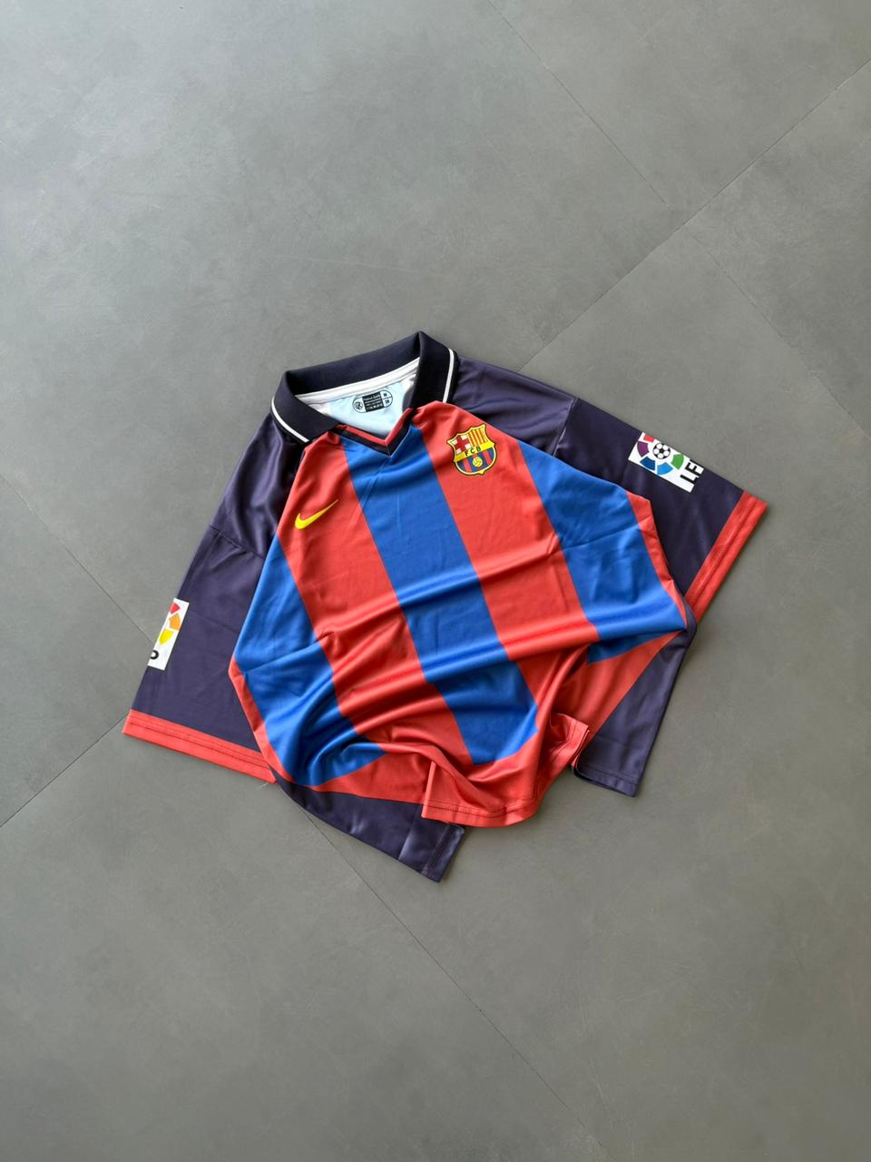 FC BARCELONA 2001 - 2002 COLLAR FIVE SLEEVE HOME JERSEY INIESTA