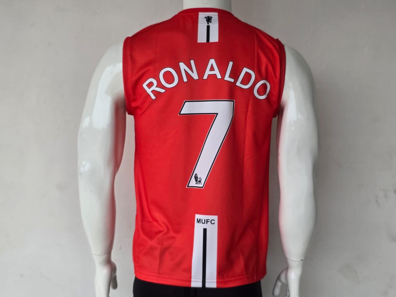 MANCHESTER UNITED 2000s SLEEVELESS JERSEY EMBROIDERY